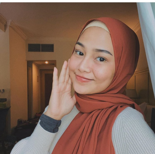 Bikin Pangling, 10 Potret Selebgram Dara Arafah dengan Balutan Hijab