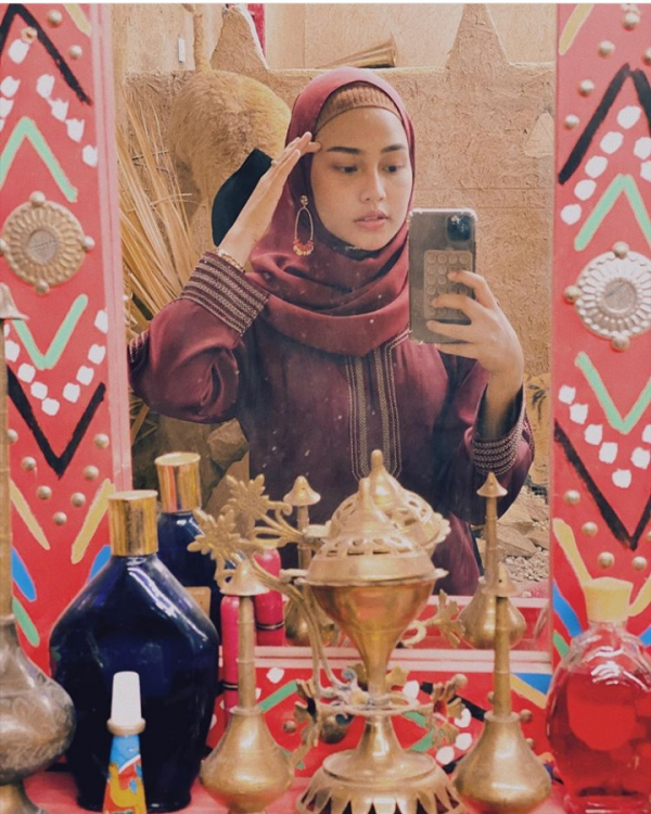 Bikin Pangling, 10 Potret Selebgram Dara Arafah dengan Balutan Hijab