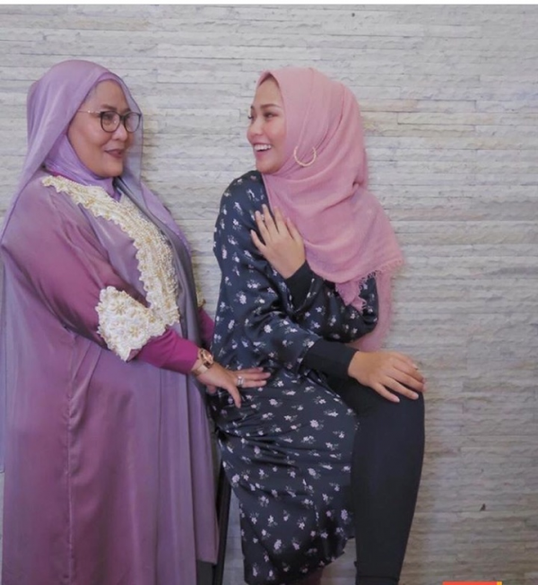 Bikin Pangling, 10 Potret Selebgram Dara Arafah dengan Balutan Hijab