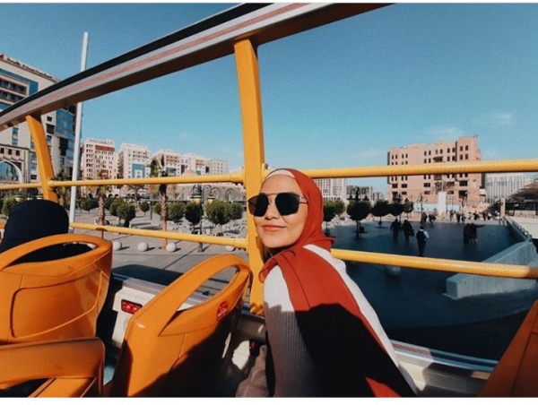Bikin Pangling, 10 Potret Selebgram Dara Arafah dengan Balutan Hijab