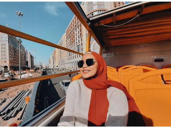 Bikin Pangling, 10 Potret Selebgram Dara Arafah dengan Balutan Hijab