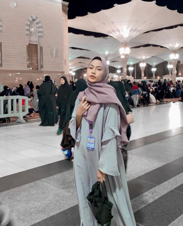 Bikin Pangling, 10 Potret Selebgram Dara Arafah dengan Balutan Hijab