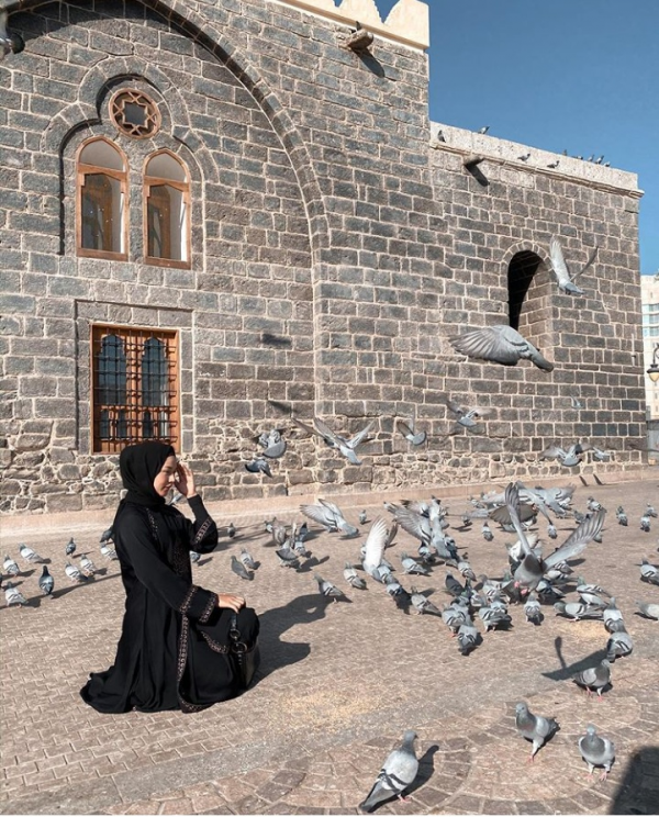 Bikin Pangling, 10 Potret Selebgram Dara Arafah dengan Balutan Hijab