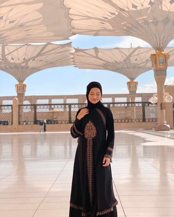 Bikin Pangling, 10 Potret Selebgram Dara Arafah dengan Balutan Hijab