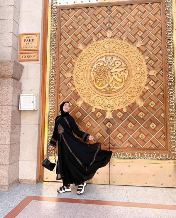 Bikin Pangling, 10 Potret Selebgram Dara Arafah dengan Balutan Hijab