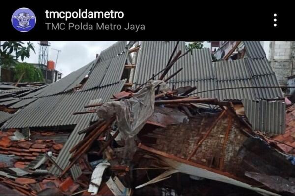 Kosan Tiga Lantai di Mampang Ambruk, Penyebabnya Masih Ditelusuri