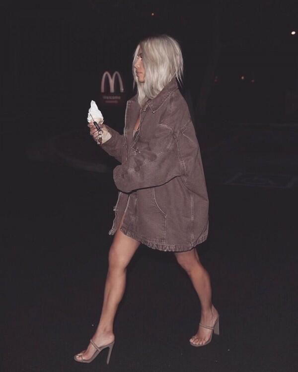 10 Inspirasi Outfit Bernuansa Nude ala Kim Kardashian, Super Glowy!