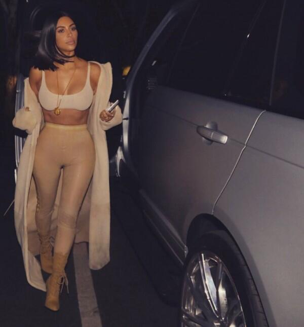 10 Inspirasi Outfit Bernuansa Nude ala Kim Kardashian, Super Glowy!