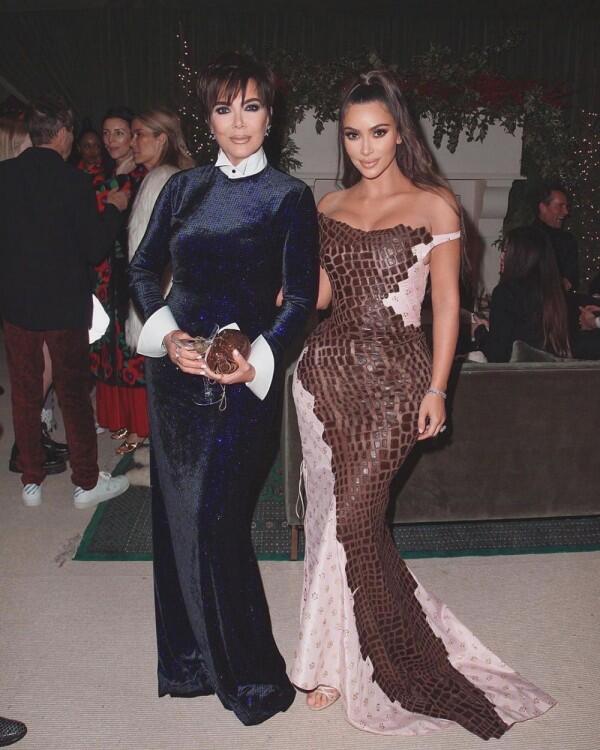 10 Inspirasi Outfit Bernuansa Nude ala Kim Kardashian, Super Glowy!