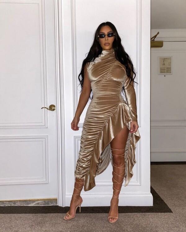 10 Inspirasi Outfit Bernuansa Nude ala Kim Kardashian, Super Glowy!