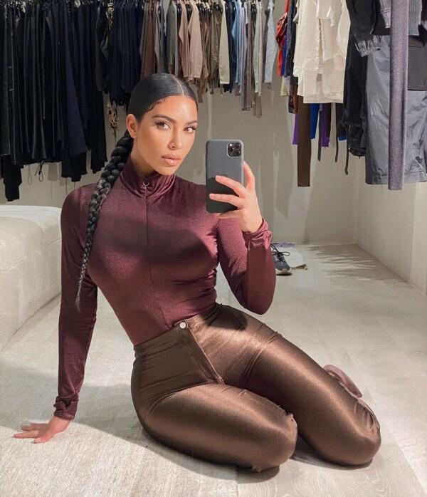 10 Inspirasi Outfit Bernuansa Nude ala Kim Kardashian, Super Glowy!