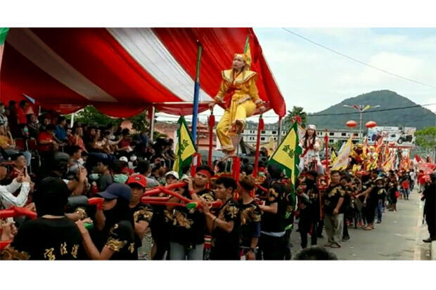Dibuka Menteri Agama, Pawai Cap Go Meh 2020 di Singkawang Meriah