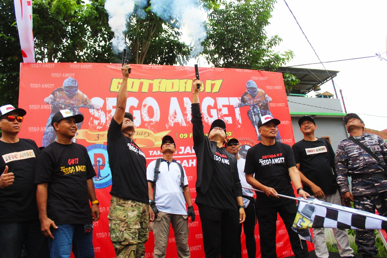 &#91;B&#93;Komandan Lanal Banyuwangi dan Bupati Banyuwangi Melepas Tembakan Keatas Udara&#91;/B&#93;
