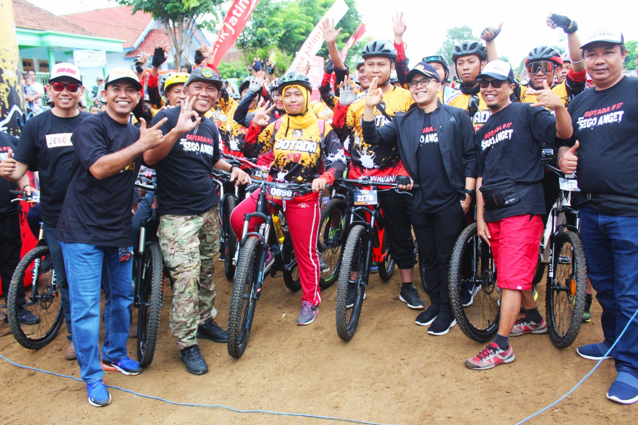 &#91;B&#93;Komandan Lanal Banyuwangi dan Bupati Banyuwangi Melepas Tembakan Keatas Udara&#91;/B&#93;