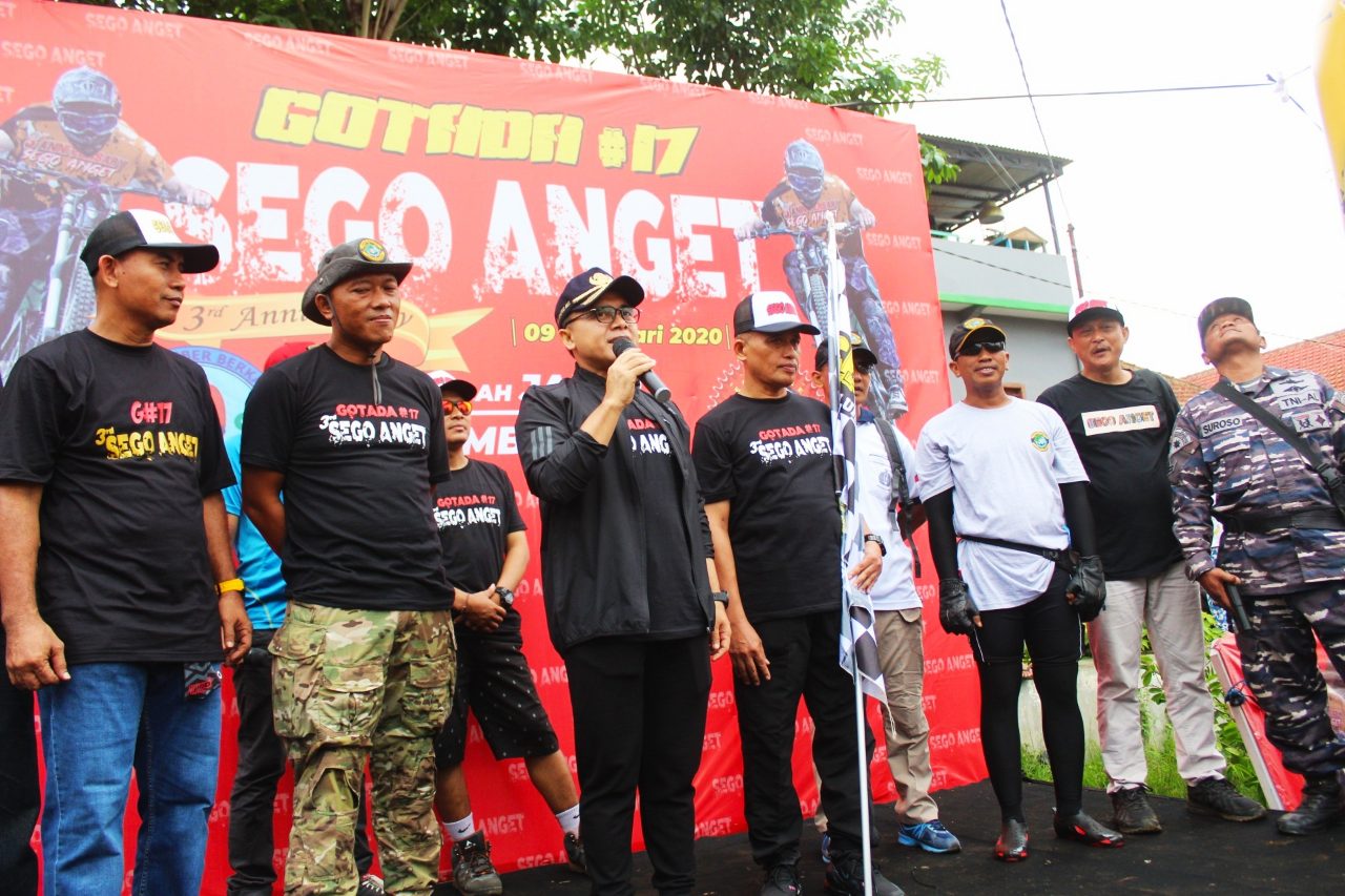 &#91;B&#93;Komandan Lanal Banyuwangi dan Bupati Banyuwangi Melepas Tembakan Keatas Udara&#91;/B&#93;