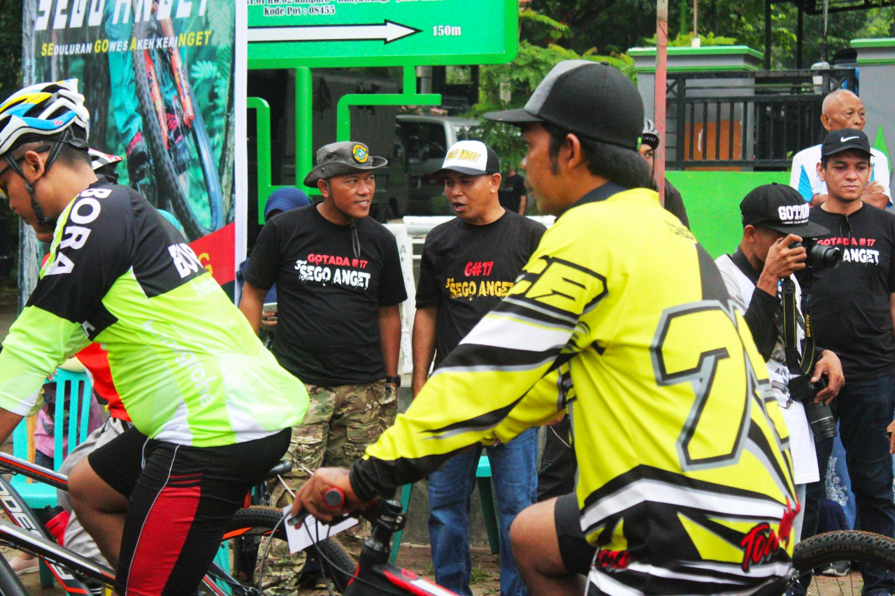 &#91;B&#93;Komandan Lanal Banyuwangi dan Bupati Banyuwangi Melepas Tembakan Keatas Udara&#91;/B&#93;
