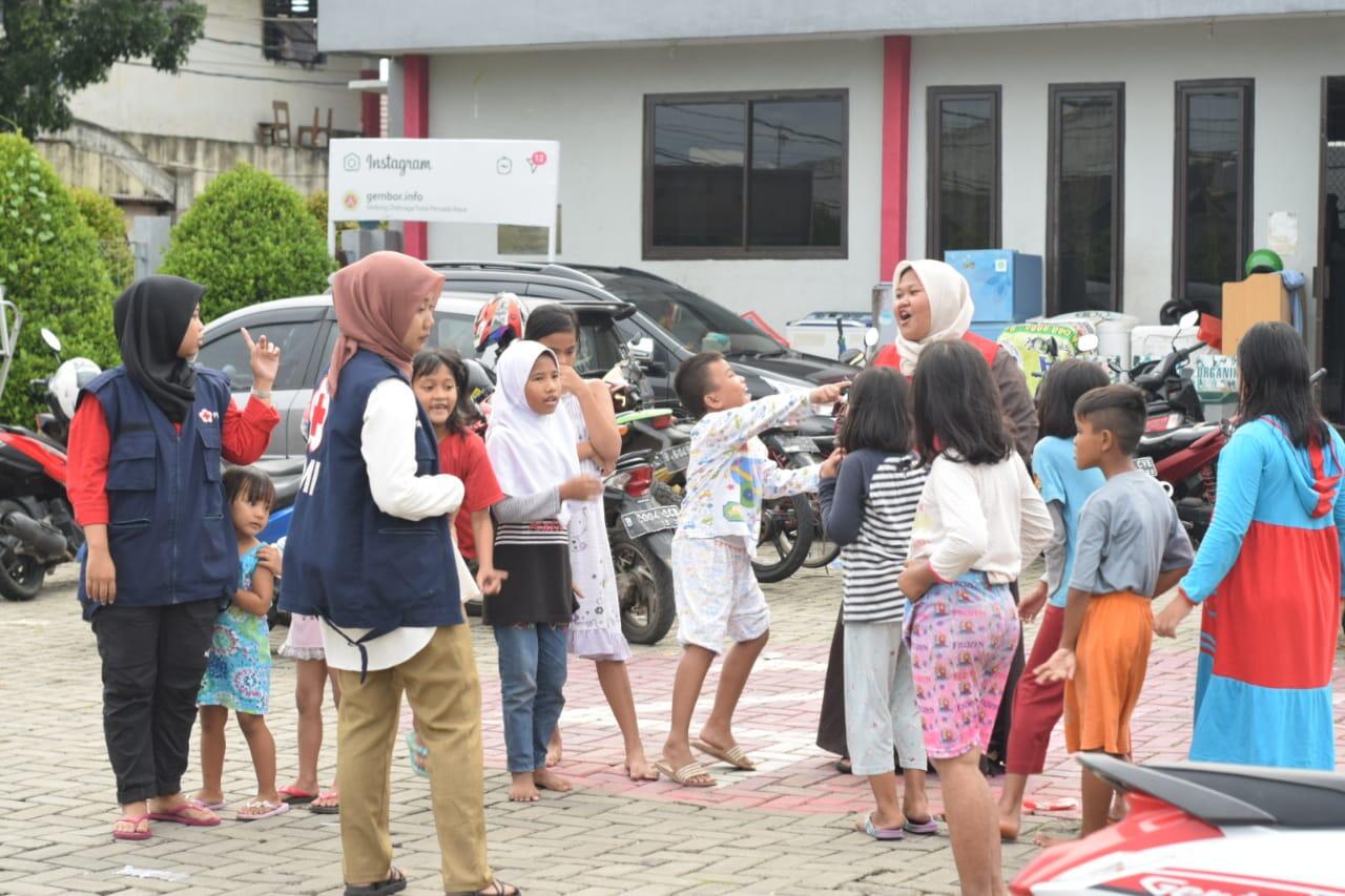PMI Kota Tangerang Memberikan PSP Kepada Penyitas Banjir Periuk Tangerang