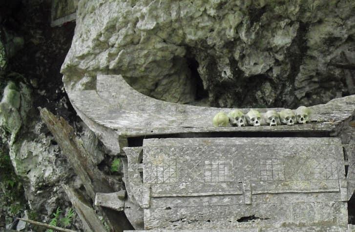 Ke Toraja, Berjalan di Samping Tengkorak yang Terserak