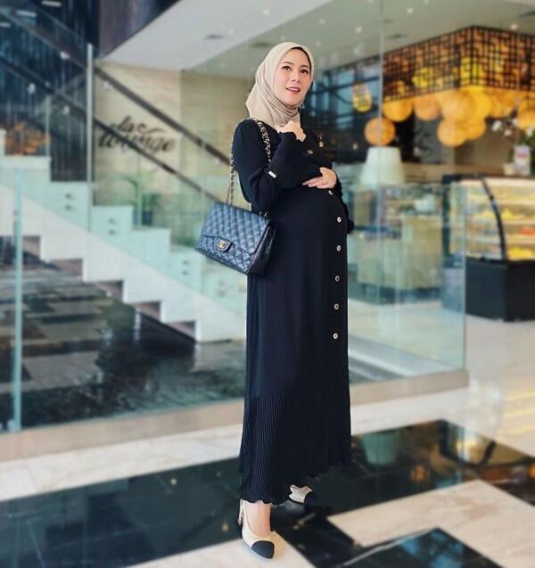 10 Style Hijab Modis dan Nyaman Dipakai Saat Hamil ala Cynthia Ramlan