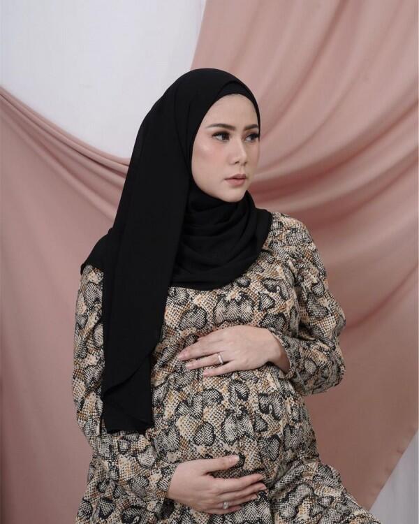 10 Style Hijab Modis dan Nyaman Dipakai Saat Hamil ala Cynthia Ramlan