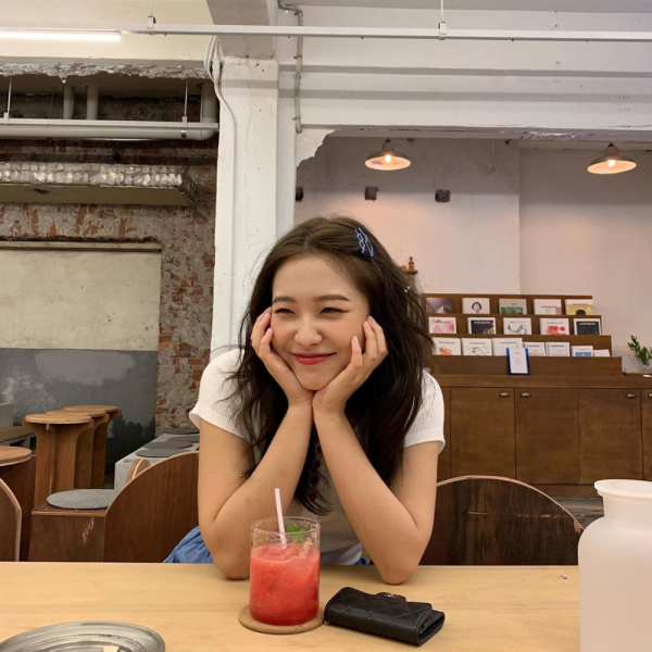 10 Potret Senyum Yeri Red Velvet yang Menggemaskan, Bikin Jatuh Hati!