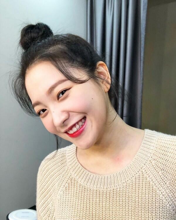10 Potret Senyum Yeri Red Velvet yang Menggemaskan, Bikin Jatuh Hati!