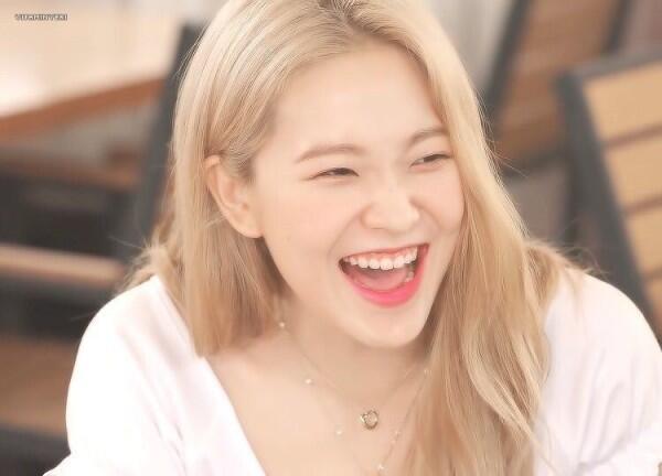 10 Potret Senyum Yeri Red Velvet yang Menggemaskan, Bikin Jatuh Hati!