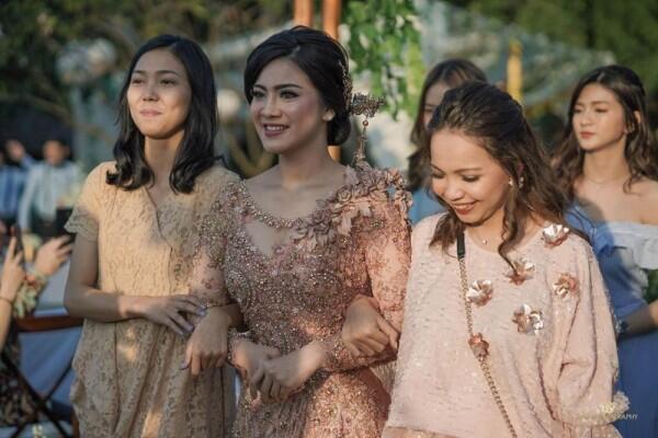 9 Inspirasi Makeup dan Kebaya Lamaran Felicya Angelista yang Elegan