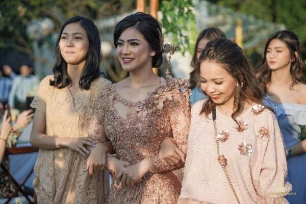 9 Inspirasi Makeup dan Kebaya Lamaran Felicya Angelista yang Elegan