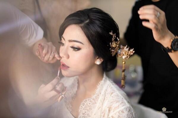 9 Inspirasi Makeup dan Kebaya Lamaran Felicya Angelista yang Elegan