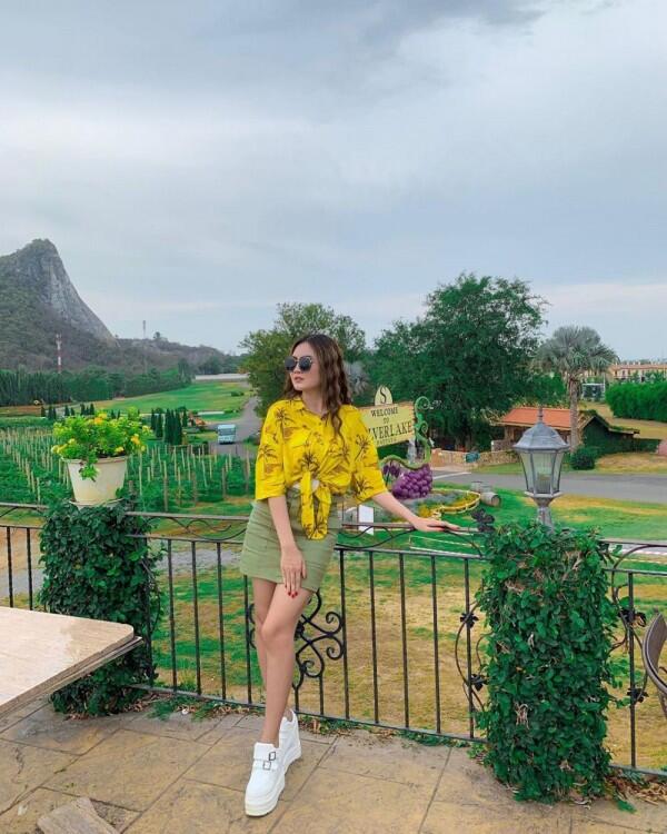 10 Inspirasi OOTD Simpel Pakai Sepatu Putih ala Nella Kharisma