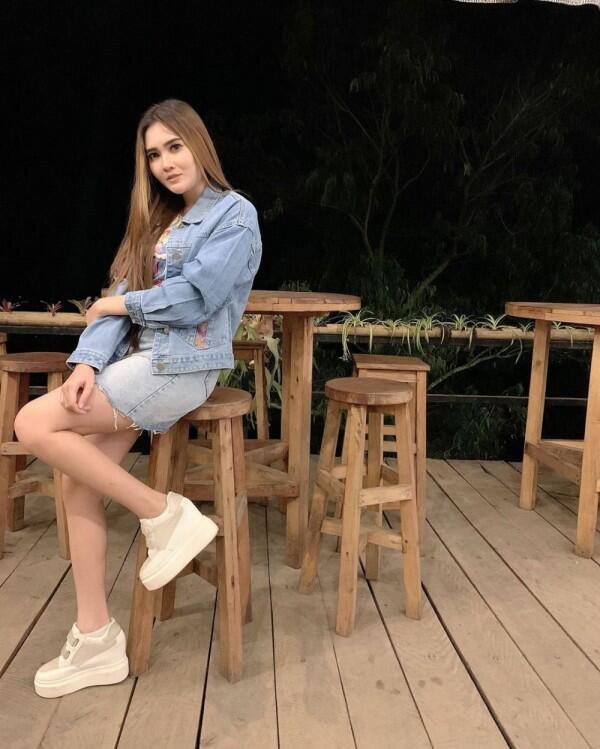 10 Inspirasi OOTD Simpel Pakai Sepatu Putih ala Nella Kharisma