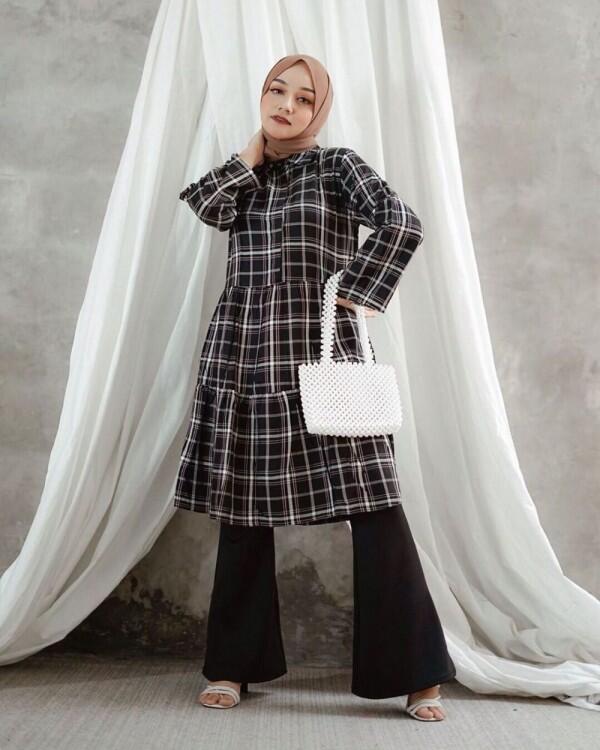 10 Inspirasi Plaid Outfit untuk Hijabers ala Antik Arifani, Playful!
