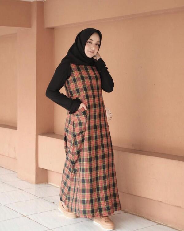 10 Inspirasi Plaid Outfit untuk Hijabers ala Antik Arifani, Playful!