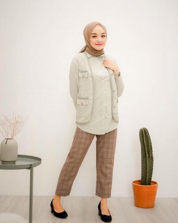 10 Inspirasi Plaid Outfit untuk Hijabers ala Antik Arifani, Playful!