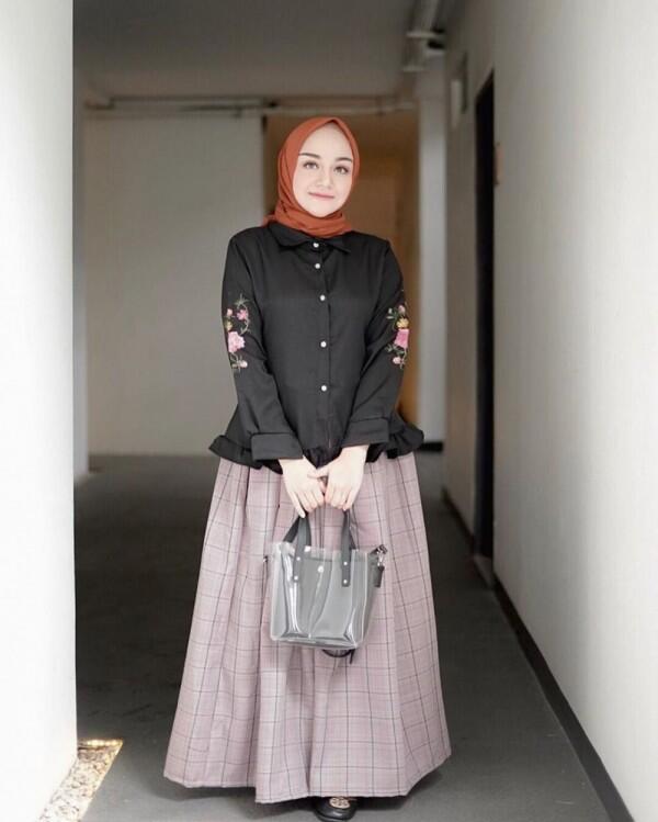 10 Inspirasi Plaid Outfit untuk Hijabers ala Antik Arifani, Playful!