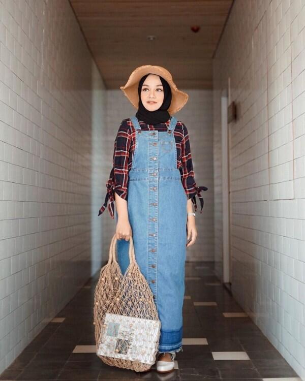 10 Inspirasi Plaid Outfit untuk Hijabers ala Antik Arifani, Playful!