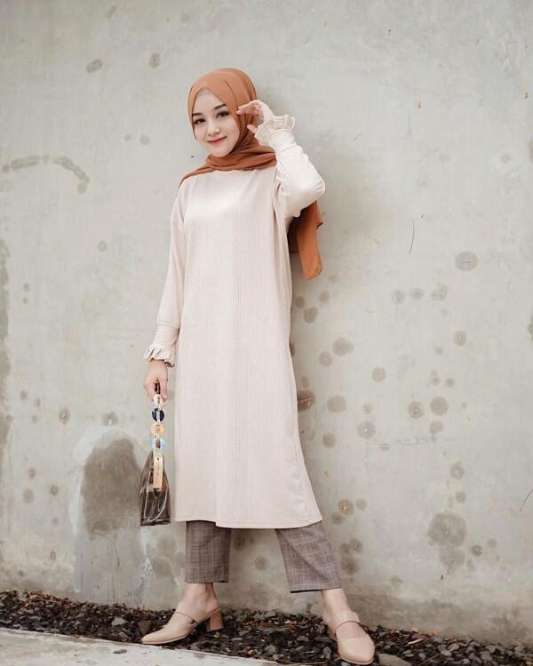 10 Inspirasi Plaid Outfit untuk Hijabers ala Antik Arifani, Playful!