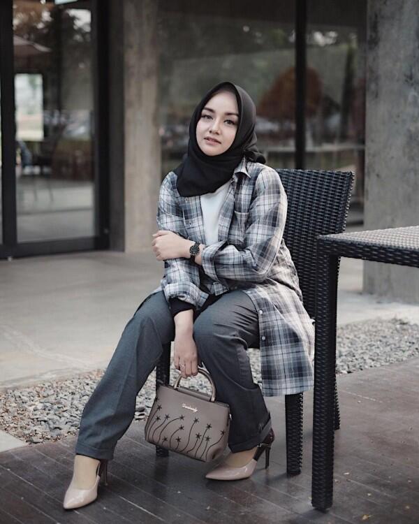 10 Inspirasi Plaid Outfit untuk Hijabers ala Antik Arifani, Playful!