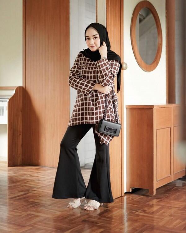 10 Inspirasi Plaid Outfit untuk Hijabers ala Antik Arifani, Playful!