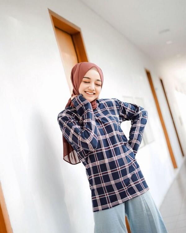 10 Inspirasi Plaid Outfit untuk Hijabers ala Antik Arifani, Playful!