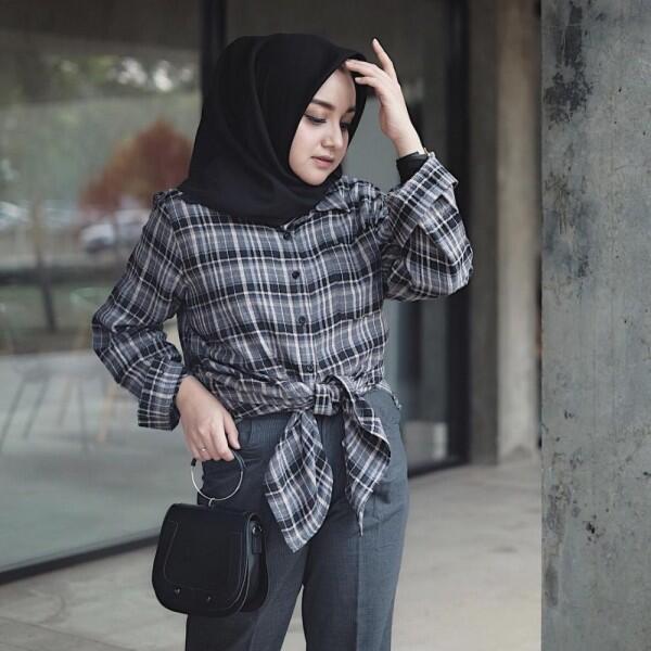 10 Inspirasi Plaid Outfit untuk Hijabers ala Antik Arifani, Playful!