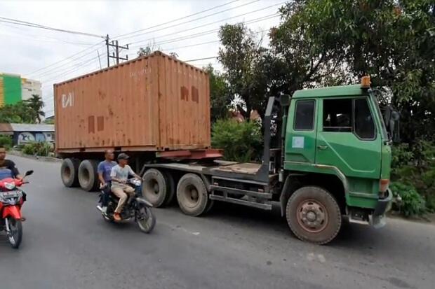 Anggota TNI Tewas Ditabrak Truk Kontainer yang Ugal-ugalan