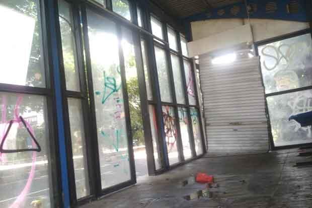 Terancam Bangkrut, Puluhan Shelter Bus Jadi Toilet dan Penginapan PMKS