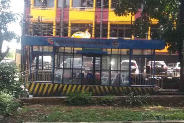 Terancam Bangkrut, Puluhan Shelter Bus Jadi Toilet dan Penginapan PMKS