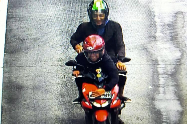 Pemotor Dalam Foto Ini Ternyata Buronan Para Polisi, Kenapa?