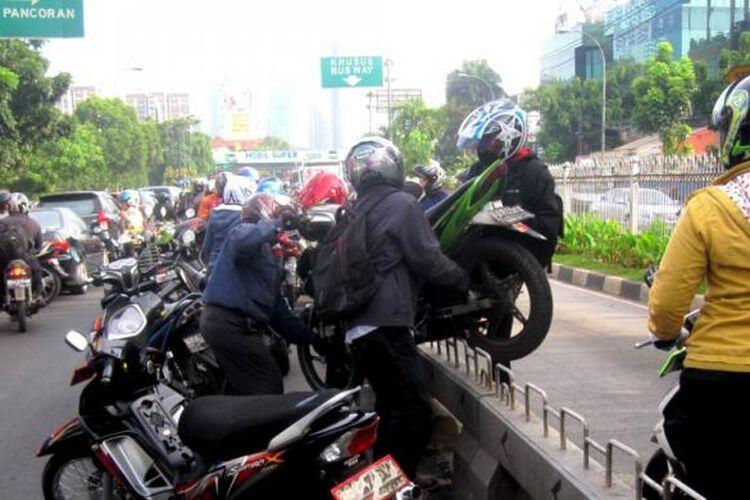 Pemotor Dalam Foto Ini Ternyata Buronan Para Polisi, Kenapa?