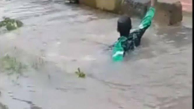 Banjir Jakarta, Membuat Abang Ojol Ini Kecemplung Gan