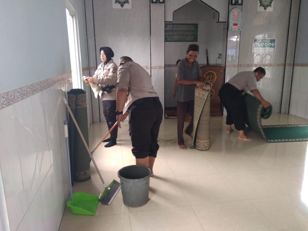 Polsek Neglasari Gelar Kerja Bhakti Bersihkan Masjid Nurul Jannah