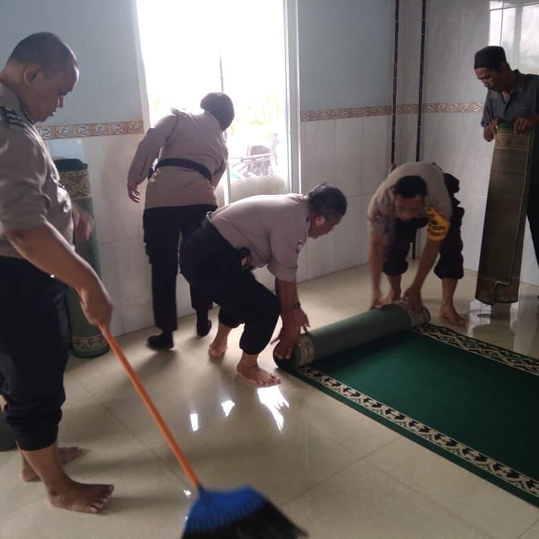Polsek Neglasari Gelar Kerja Bhakti Bersihkan Masjid Nurul Jannah